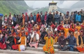 दिल्ली में प्रतीकात्मक मंदिर निर्माण का पुरजोर विरोध, धरने पर बैठे केदारनाथ के तीर्थ पुरोहित