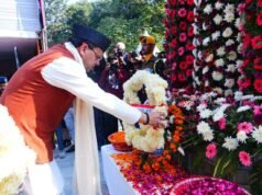 मुख्यमंत्री ने विजय दिवस पर शहीद स्मारक में पुष्पचक्र अर्पित कर वीर बलिदानियों को दी श्रद्धांजलि
