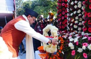 मुख्यमंत्री ने विजय दिवस पर शहीद स्मारक में पुष्पचक्र अर्पित कर वीर बलिदानियों को दी श्रद्धांजलि