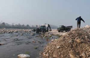 देहरादून की टोंस नदी में अंधाधुंध खनन, आपदा से भी नहीं चेते, नदी का बदल दिया स्वरूप