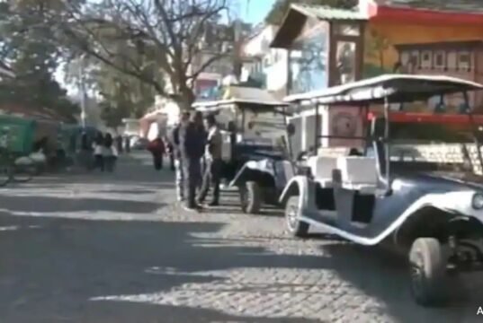 माल रोड मसूरी पर अब दिखेंगी 54 गोल्फ कार्ट; हर 2 रिक्शे वालों के हवाले 1 गोल्फ कार्ट