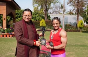 मुख्यमंत्री धामी ने बॉडी बिल्डर प्रतिभा थपलियाल को किया सम्मानित