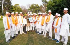 मुख्यमंत्री पुष्कर सिंह धामी को मुख्यमंत्री आवास में चम्पावत से आए होल्यारों ने दी होली की शुभकामनाएं