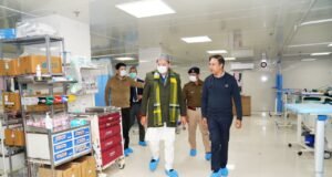 देर रात दून मेडिकल कॉलेज चिकित्सालय पहुंचे मुख्यमंत्री, व्यवस्थाओं का लिया जायजा
