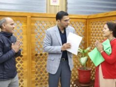 टिहरी बांध विस्थापित दंपति को मिला न्याय, जिला प्रशासन ने अवैध कब्जा हटाकर दिलाया आवासीय भूखंड पर हक