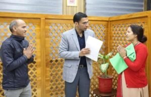 टिहरी बांध विस्थापित दंपति को मिला न्याय, जिला प्रशासन ने अवैध कब्जा हटाकर दिलाया आवासीय भूखंड पर हक