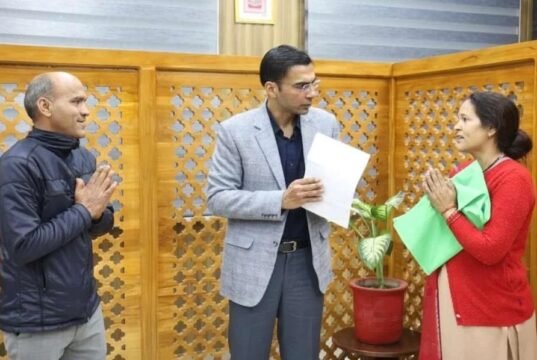 टिहरी बांध विस्थापित दंपति को मिला न्याय, जिला प्रशासन ने अवैध कब्जा हटाकर दिलाया आवासीय भूखंड पर हक