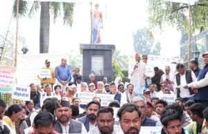 मालिन बस्तियों के मालिकाना हक को लेकर INDIA गठबंधन का गांधी पार्क में धरना