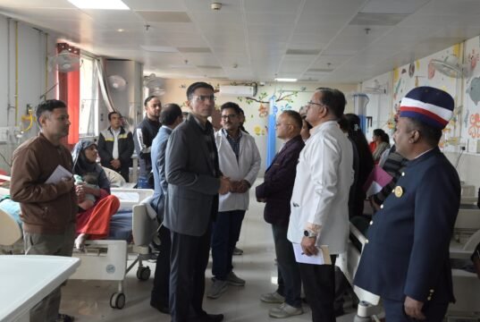 दून डीएम का कोरोनेशन अस्पताल में औचक निरीक्षण, व्यवस्थाओं पर कसा शिकंजा