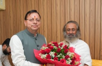सीएम पुष्कर सिंह धामी ने ऋषिकेश में श्रीश्री रविशंकर से मुलाकात की