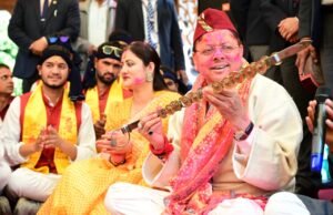 लोक गीतों की धुनों के बीच सीएम आवास में निखरे होली के रंग