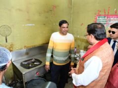 मुख्यमंत्री पुष्कर सिंह धामी ने रेस्टोरेंट में पहुंच लिया गैस आपूर्ति का जायजा