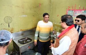 मुख्यमंत्री पुष्कर सिंह धामी ने रेस्टोरेंट में पहुंच लिया गैस आपूर्ति का जायजा