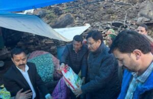 फिताड़ी अग्निकांड: पीड़ितों के बीच पहुंचे प्रीतम सिंह, सरकार पर साधा निशाना