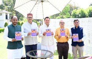 CM धामी ने ‘उत्तराखंड की मिट्टी से जननायक’ पंचांग कैलेंडर का विमोचन किया
