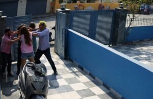 देहरादून में रंग लगाने के बहाने छेड़छाड़, घर में घुसकर मारपीट का आरोप,दो वायरल वीडियो सामने आए