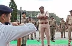 नैनीताल : परेड में ड्रिल और वेपन हैंडलिंग का SSP ने किया आकलन