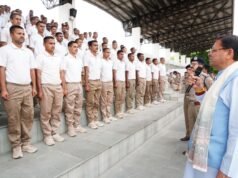 पुलिस लाइन में CM धामी, युवा कांस्टेबलों का बढ़ाया उत्साह