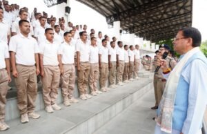 पुलिस लाइन में CM धामी, युवा कांस्टेबलों का बढ़ाया उत्साह