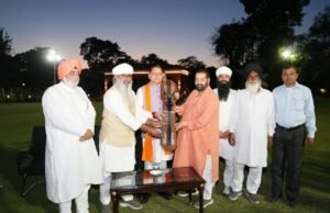 बैसाखी पर सीएम धामी से सिख प्रतिनिधिमंडल की भेंट, सौंपा सरोपा