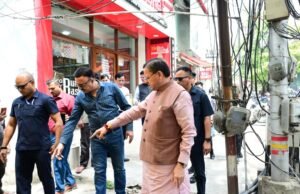 सीएम हेल्पलाइन पर दर्ज शिकायत की पड़ताल करने खुद मौके पर पहुंचे सीएम धामी