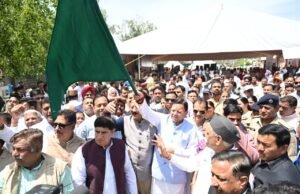 मुख्यमंत्री ने ऋषिकेश से चार धाम जाने वाली बसों को हरी झंडी दिखाकर किया रवाना