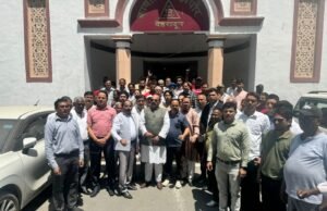 नगर निगम में बस्तीवासियों का प्रदर्शन, अतिक्रमण कार्रवाई रोकने की मांग