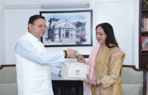 CM धामी से हेमा मालिनी की शिष्टाचार भेंट, ‘हाउस ऑफ हिमालयाज़’ उत्पाद भेंट
