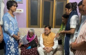 सीएम धामी: दिवंगत नागरिकों के घर पहुंचकर दी श्रद्धांजलि, परिजनों को बंधाया ढांढस