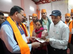 मुख्यमंत्री धामी ने दिवंगत सोमेंद्र सिंह बोहरा के परिजनों को सौंपी ₹10 लाख की सहायता राशि