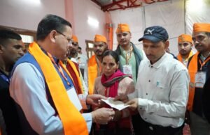 मुख्यमंत्री धामी ने दिवंगत सोमेंद्र सिंह बोहरा के परिजनों को सौंपी ₹10 लाख की सहायता राशि