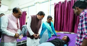 जिला अस्पताल पहुंचे सीएम धामी, मरीजों से मिलकर जाना स्वास्थ्य सेवाओं का हाल