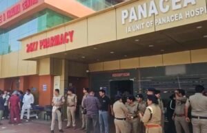 देहरादून अस्पताल में AC ब्लास्ट से लगी आग, पुलिस ने जान जोखिम में डाल बचाए मरीज