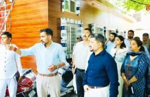 डीएम डॉ. आशीष चौहान का कलेक्ट्रेट में औचक निरीक्षण; परखीं व्यवस्थाएं