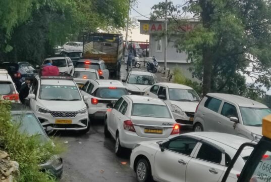 मसूरी में वीकेंड महाजाम: रेंग रही गाड़ियां, पर्यटन छवि पर लग रहा दाग