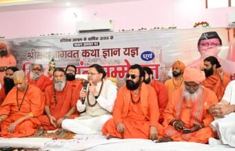 हरि सेवा आश्रम में श्रीमद्भागवत कथा में शामिल हुए मुख्यमंत्री धामी