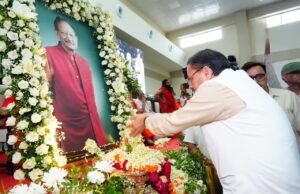 देहरादून: श्रद्धांजलि सभा में पहुंचे सीएम धामी, मेजर जनरल खण्डूड़ी को किया नमन
