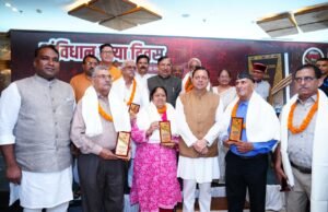 संविधान हत्या दिवस पर सीएम धामी ने लोकतंत्र सेनानियों को किया सम्मानित