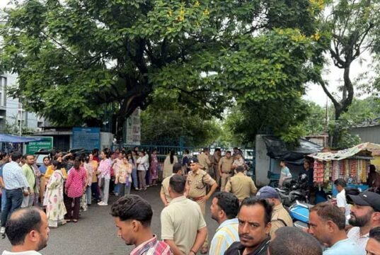 स्वास्थ्य मंत्री आवास के बाहर नर्सिंग अभ्यर्थियों का उग्र प्रदर्शन, चार महिला अभ्यर्थियों ने किया आत्महत्या का प्रयास