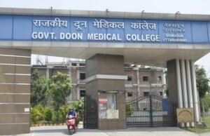 दून मेडिकल कॉलेज मेस फीस घोटाले में बड़ी कार्रवाई, कथित मास्टरमाइंड लेखाकार निलंबित