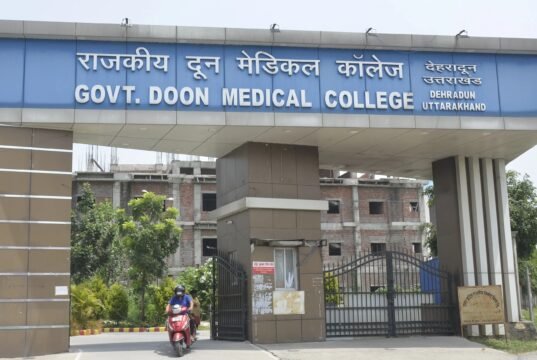 दून मेडिकल कॉलेज मेस फीस घोटाले में बड़ी कार्रवाई, कथित मास्टरमाइंड लेखाकार निलंबित