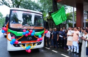 ग्रीन ट्रांसपोर्ट की ओर उत्तराखंड का कदम, सीएम धामी ने 11 स्वच्छ ईंधन वाहनों को किया फ्लैग ऑफ