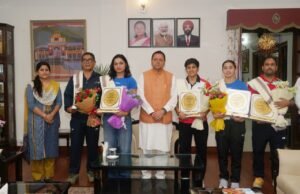 मुख्यमंत्री धामी से मिलीं अंतरराष्ट्रीय स्तर पर पदक जीतने वाली उत्तराखंड की महिला मुक्केबाज, मुख्यमंत्री ने किया सम्मानित