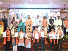 संस्कार और शिक्षा से सशक्त होगा भारत: मुख्यमंत्री, मेधावी विद्यार्थियों को किया सम्मानित