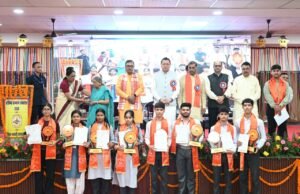 संस्कार और शिक्षा से सशक्त होगा भारत: मुख्यमंत्री, मेधावी विद्यार्थियों को किया सम्मानित