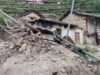 चमोली में बारिश बनी आफत: किमाना गांव में भूस्खलन से कई घर खतरे में, सड़कें बंद, परिवार सुरक्षित स्थानों पर शिफ्ट