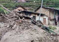 चमोली में बारिश बनी आफत: किमाना गांव में भूस्खलन से कई घर खतरे में, सड़कें बंद, परिवार सुरक्षित स्थानों पर शिफ्ट