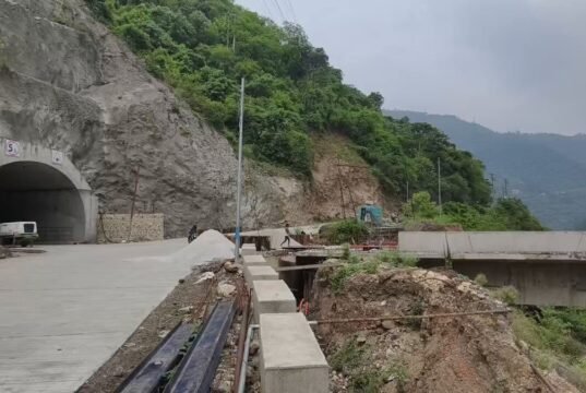 चारधाम यात्रा को मिलेगी नई रफ्तार: रुद्रप्रयाग में 900 मीटर सुरंग तैयार, पुल निर्माण अंतिम चरण में