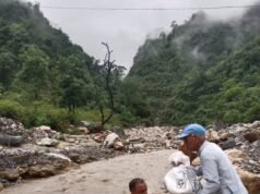 सौंग नदी पर पुल नहीं, जान जोखिम में डालकर नदी पार कर रहे ग्रामीण; बारिश ने बढ़ाई मुश्किलें