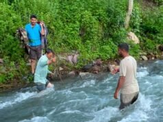 2013 की आपदा में टूटा अमलावा पुल आज तक नहीं बना, उफनती नदी पार करने को मजबूर ग्रामीण